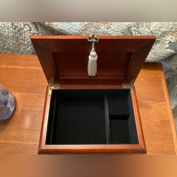 Vintage Bombay Co solid wood velvet lined jewelry box,removable tray,plays music - Picture 12 of 13